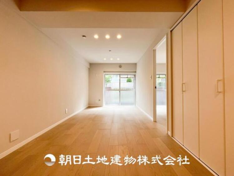 居間 【リビング】リビングにはみんなが集い、食事や楽しい会話が始まる。話に夢中になりすぎて、ついつい時を忘れてしまう。そんな束の間の幸せを感じさせてくれる場所。お子様の勉強スペースとしても活用できます。