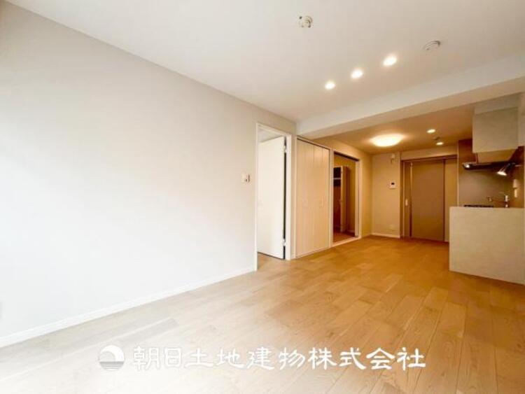 居間 【リビング】大切なご家族、招いた友人と過ごすひと時を溢れる光が優しく包み込む空間。大切な人とともに、心穏やかに過ごすひととき。家族との時間、自分の時間を大切にできる空間を作りました。