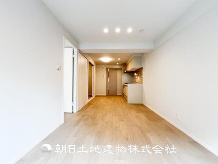 居間 【リビング】開放的で明るい空間が広がるLDK。リビングには暖かな太陽が降り注ぎ、爽やかな住空間です。お友達を呼んでお茶をしたり、一緒に料理を楽しみながら楽しい時間を。