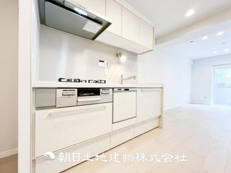 キッチン 【キッチン】仲良しなご夫婦、お子様、みんなでお料理ができる程の贅沢なスペースを実現したキッチンとなっております。みんなで作った料理を召し上がりながらの会話は盛り上がること間違いなしです。