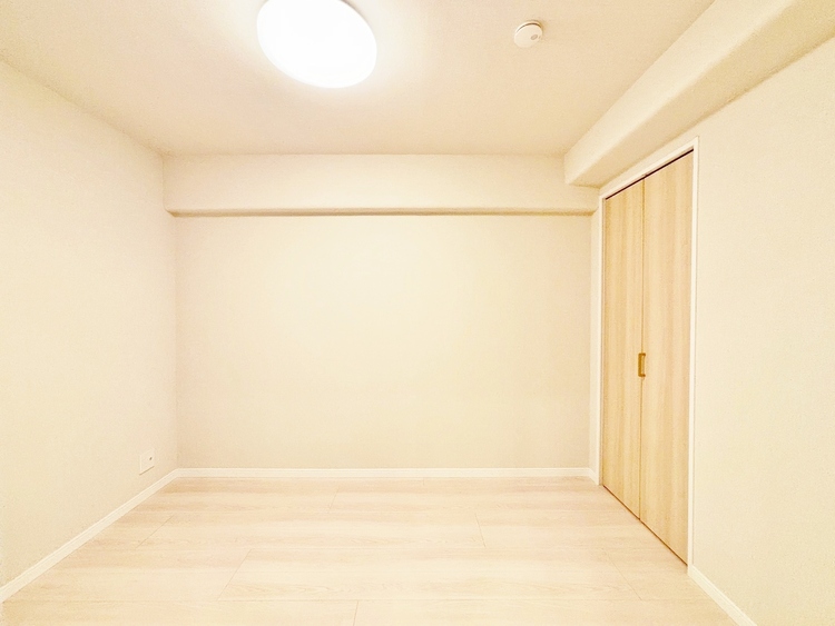 寝室 ベッドも十分に設置するスペースがあります。