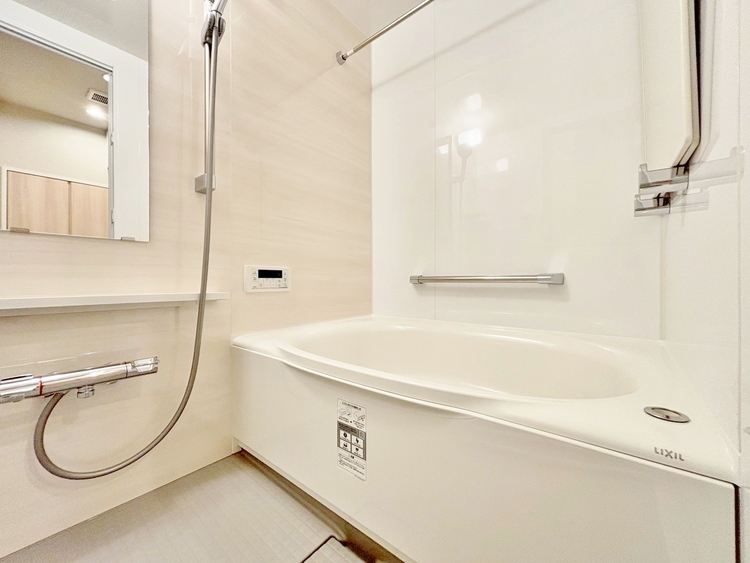 風呂 一日の疲れを癒すバスルームは、心地よいリラックスを叶える清潔感溢れる空間です。