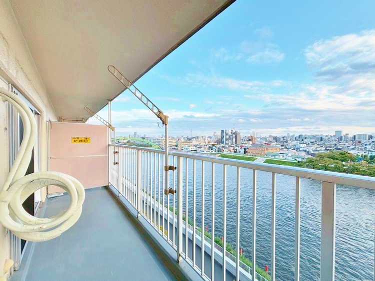 バルコニー 暮らしの中で、光と風を演出してくれるバルコニー。