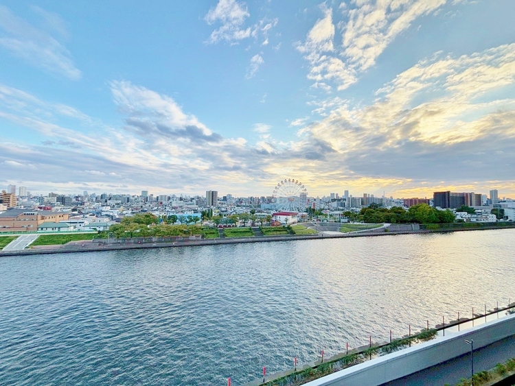 バルコニー 窓を開けると広がる青空。心をリフレッシュして日々を過ごしていきましょう。