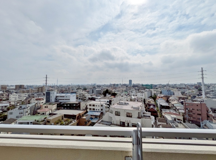 バルコニー 窓を開けると広がる青空。心をリフレッシュして日々を過ごしていきましょう。