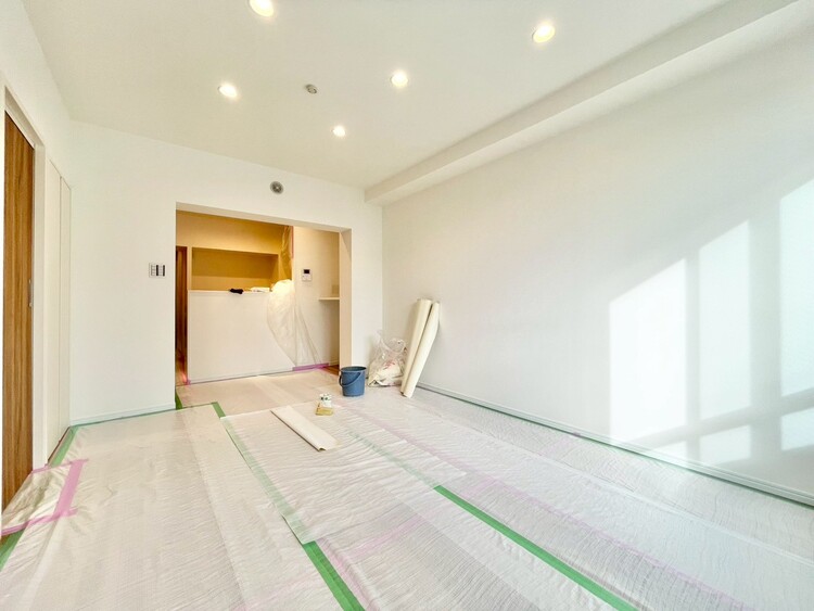 内装 忙しく過ぎゆく日常を置き去るほど、ゆったりした時間が流れるリビング。（施工中）