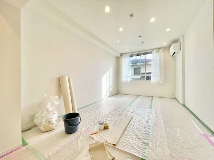 居間 飾り過ぎないシンプルな内装と偏り過ぎないデザインで統一しました。（施工中）