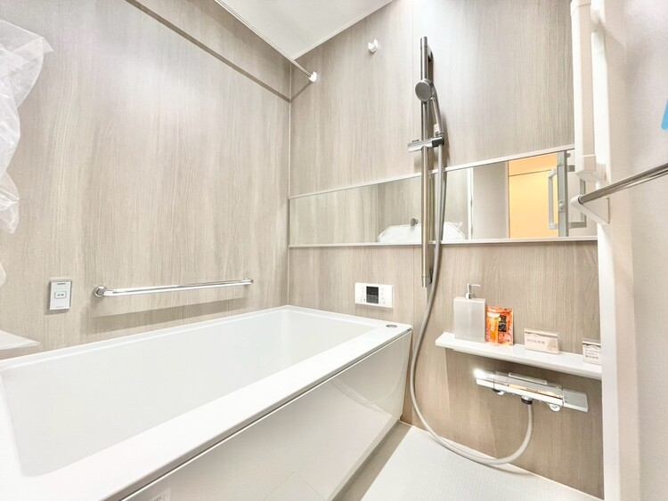 風呂 一日の疲れを癒すバスルームは、心地よいリラックスを叶える清潔感溢れる空間です。