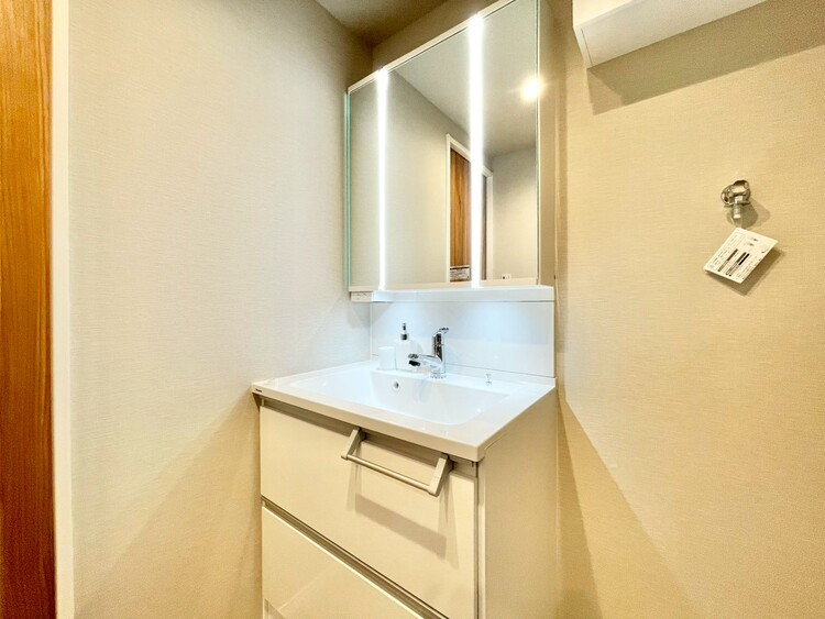 洗面 何かと物が増える場所だからこそ、スッキリと見映えの良い空間に。