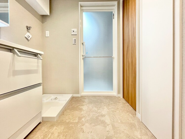 洗面 清潔感と心地よさを重視した、上質感漂うパウダールーム。