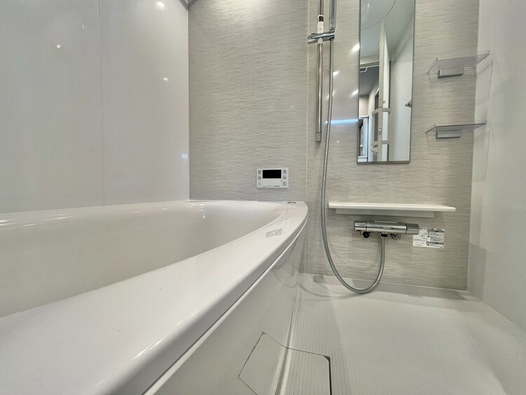 風呂 一日の疲れを癒すバスルームは、心地よいリラックスを叶える清潔感溢れる空間です。