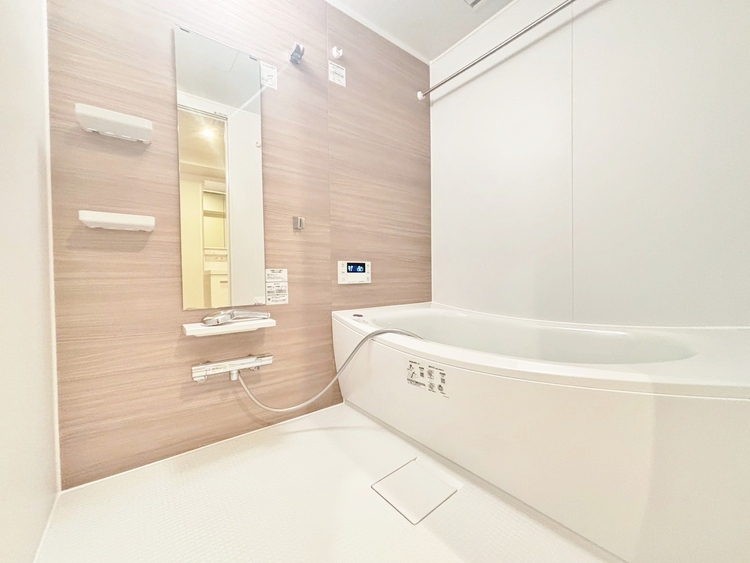 風呂 一日の疲れを癒すバスルームは、心地よいリラックスを叶える清潔感溢れる空間です。