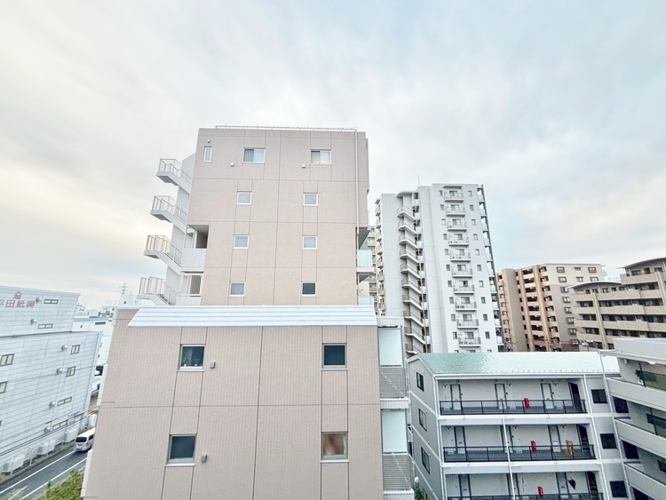 バルコニー 窓を開けると広がる青空。心をリフレッシュして日々を過ごしていきましょう。