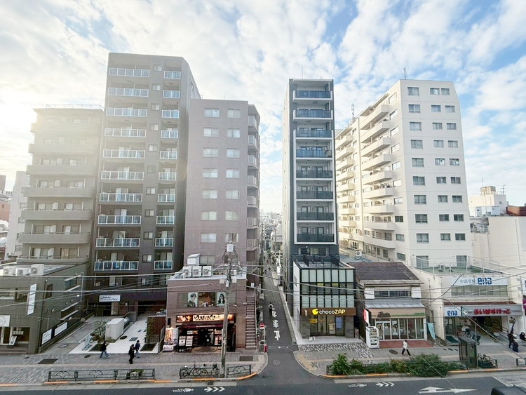 バルコニー 窓を開けると広がる青空。心をリフレッシュして日々を過ごしていきましょう。