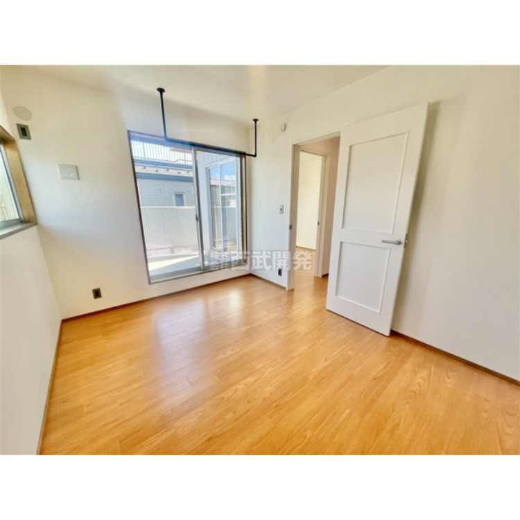 内装 洋室は日当り・通風ともに良好です。