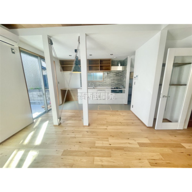 居間 柔らかな光が射し込む家族団らんのＬＤＫ