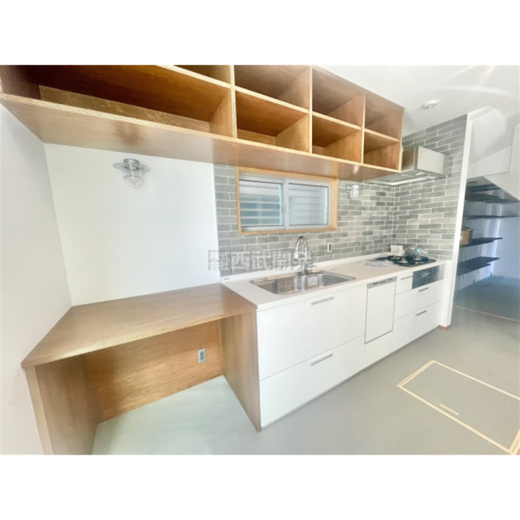 キッチン ダイナミックなシステムキッチン。スペースが広いと作業がしやすいですね。