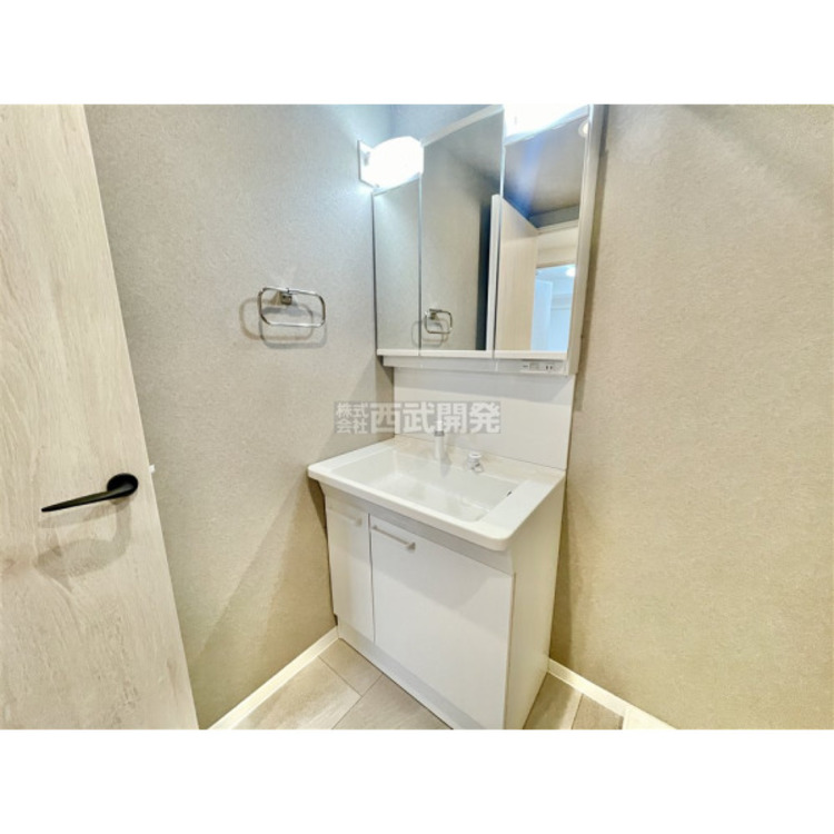 洗面 収納力と機能性に優れた三面鏡洗面化粧台です。鏡の裏は収納スペースになっていますので、すっきり清潔に保てます。