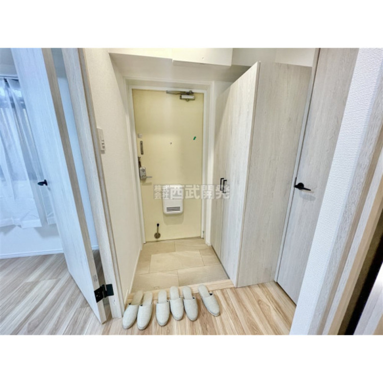 玄関 大きなシューズボックス。中の棚板は可動式なのでブーツや長靴なども楽々収納できます。