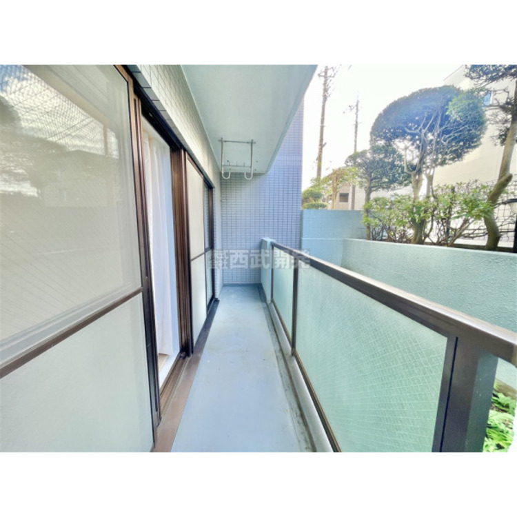 バルコニー 太陽の光が射し込むバルコニーは、洗濯物を干すのが楽しくなりますね。