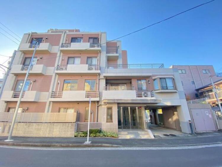 外観 街に溶けこみ美しい景観を生み出すこの邸宅は、採光や風通しまで考え抜いて造り上げました。