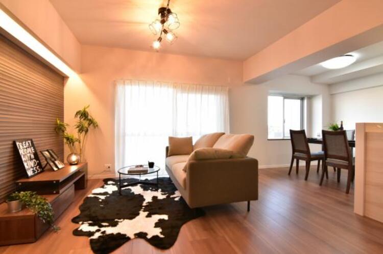 居間 （配置してある家具はディスプレイ用になります）光と風があふれる開放的なリビングダイニングには自然と家族みんなが集まってきます。明るく穏やかな空気の中で幸せを感じさせてくれる場所です。