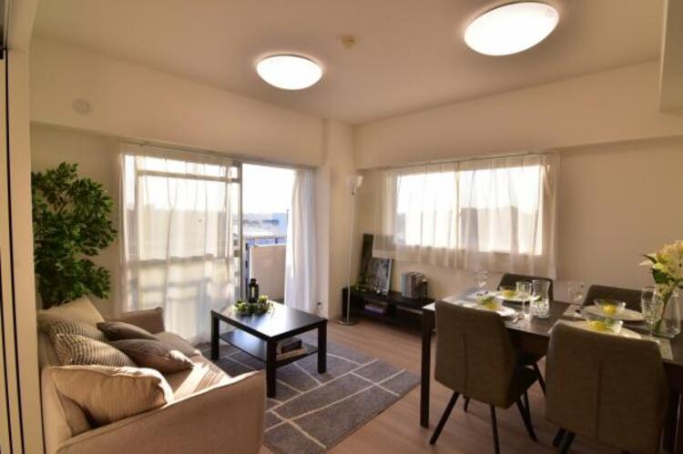 居間 （配置してある家具はディスプレイ用になります）光と風があふれる開放的なリビングダイニングには自然と家族みんなが集まってきます。明るく穏やかな空気の中で幸せを感じさせてくれる場所です。