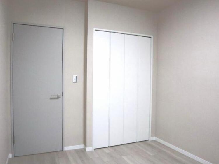 内装 洋室5.8帖　居室には収納スペースが豊富なため、シンプルですっきりとした暮らしが実現できます。