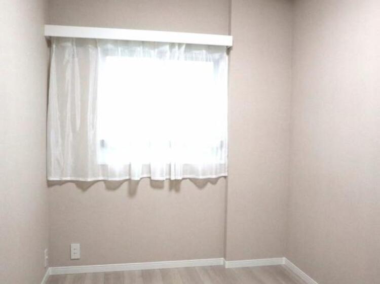 内装 洋室4.5帖　家族個々の安らぎの空間。誰もが好みで飾れるシンプルな室内に仕上げてあります。