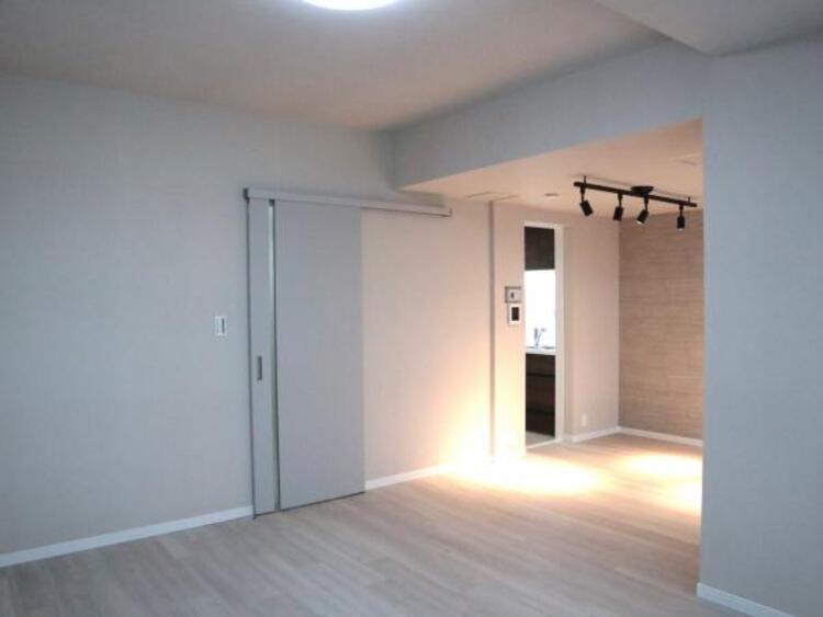 居間 LDK18帖　くつろげるリビングは話に夢中になりすぎて、ついつい時間を忘れてしまう。そんな束の間の幸せを感じさせてくれる場所です。