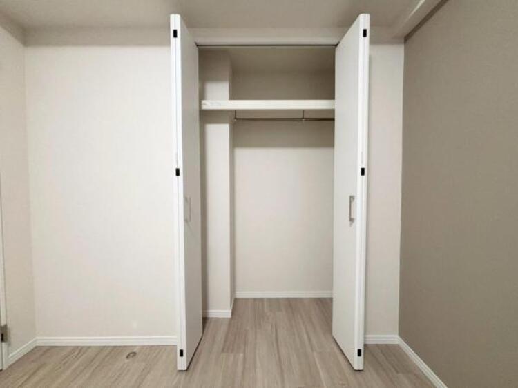 収納 クローゼットには棚やハンガーパイプが付いており、スーツや上着などがスッキリ収納可能です。
