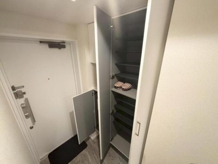 収納 クローゼットには棚やハンガーパイプが備えられているので、大切なお洋服にしわを付けずにそのまましまうことが出来ます。