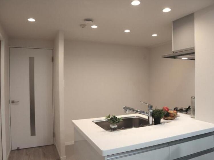 設備 対面カウンターキッチン　キッチンはご家族との会話が楽しめる対面カウンタータイプを採用。リビングで遊ぶお子様の様子をうかがいながらお料理もできます。