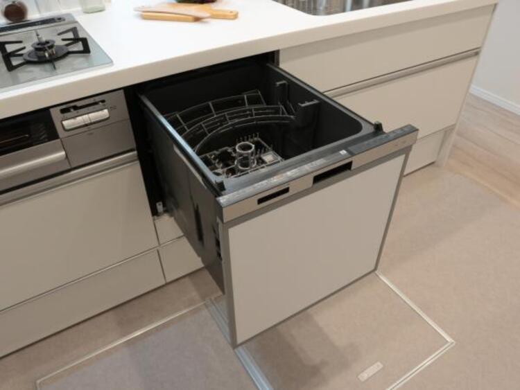 設備 食器洗浄乾燥機　食器の後片付けに便利な食器洗浄乾燥機を標準装備。ビルトインタイプなので見た目もスッキリ、特に共働き世帯のご家族には必須品です。