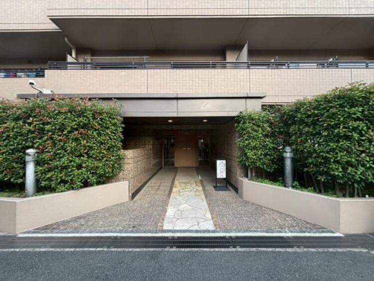 エントランス 居住者の帰り、訪れる方を優しく迎えてくれるエントランスです。