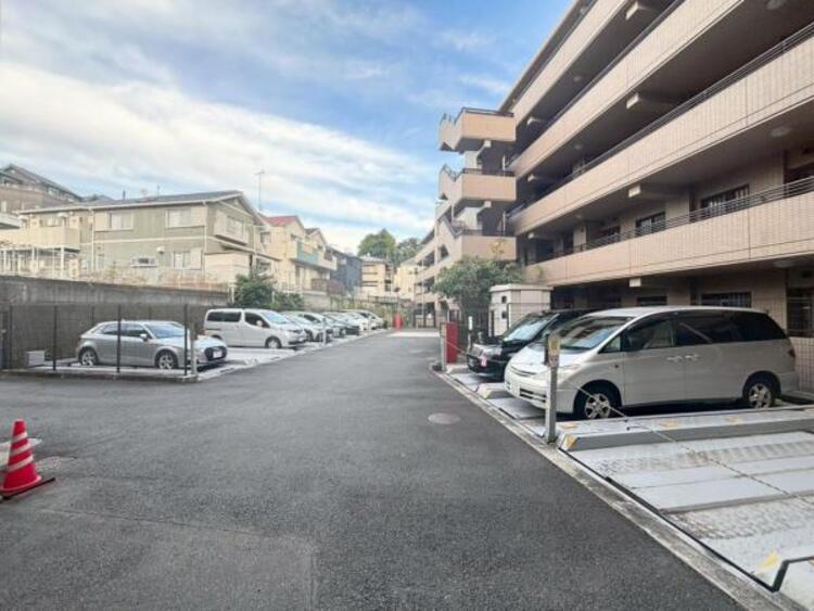 駐車場 敷地内に設けられた駐車スペース。