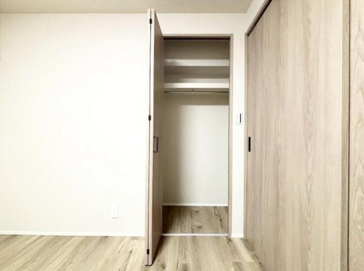 収納 クローゼットには棚やハンガーパイプが付いており、スーツや上着などがスッキリ収納可能です。