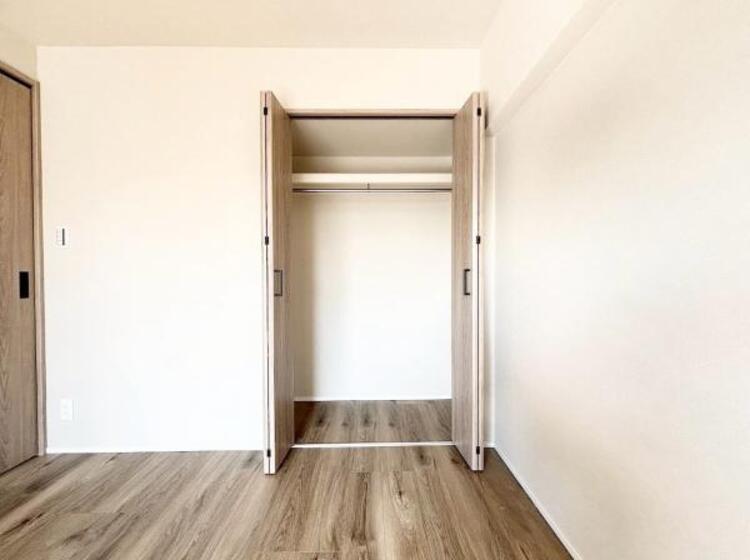 収納 クローゼットには棚やハンガーパイプが備えられているので、大切なお洋服にしわを付けずにそのまましまうことが出来ます。