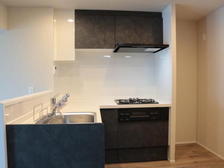 設備 対面式Ｌ字型キッチン　キッチンは家事動線の良いＬ字型タイプを採用。リビングで遊ぶお子様の様子をうかがいながらお料理もできます。