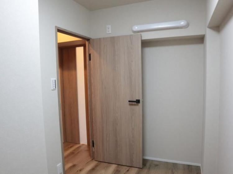 設備 全居室フローリング　畳やカーペットと比べてお掃除がしやすく、ダニなども発生しにくいフローリング。当物件の居室は、全てフローリングを採用しました。