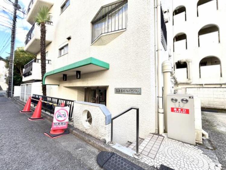 エントランス 一日の始まりと終わりはこちらの玄関から。今後ご家族の「行ってきます」「ただいま」が行き交う空間となるでしょう。