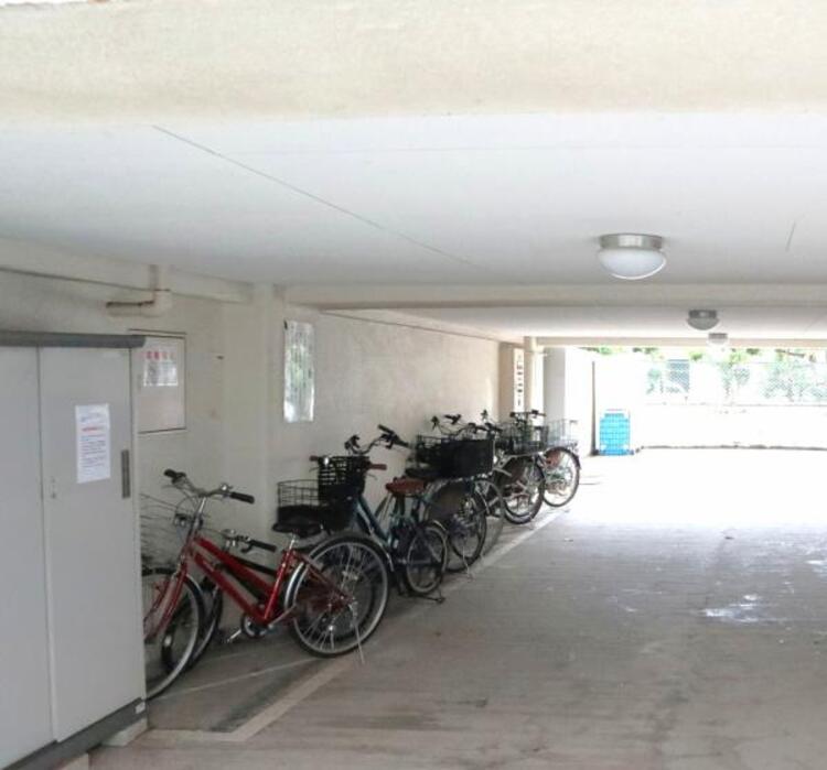 その他 建物内の駐輪場、自転車も濡れに済みます。