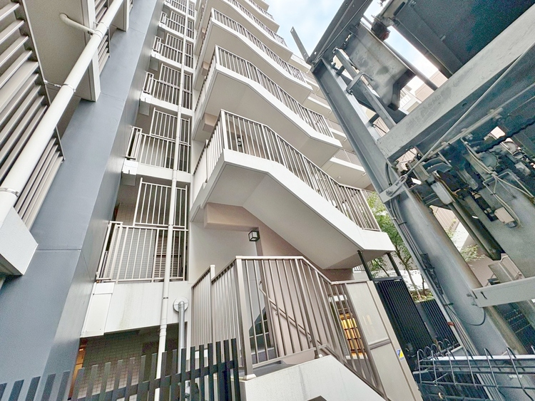 その他 共用部の階段です。明るく清潔に管理されています。