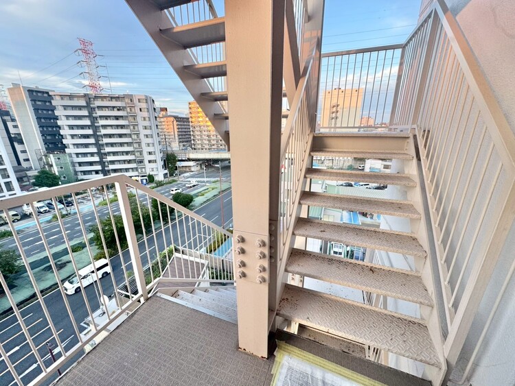 その他 共用部の階段です。明るく清潔に管理されています。