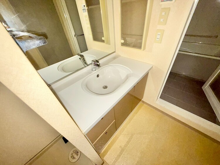 その他 清潔感を感じられる洗面化粧台。