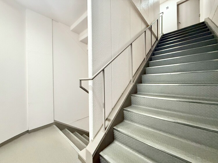 その他 共用部の階段です。明るく清潔に管理されています。