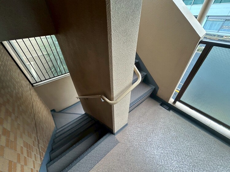 その他 共用部の階段です。明るく清潔に管理されています。