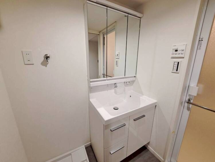 その他 清潔感を感じられる洗面化粧台。