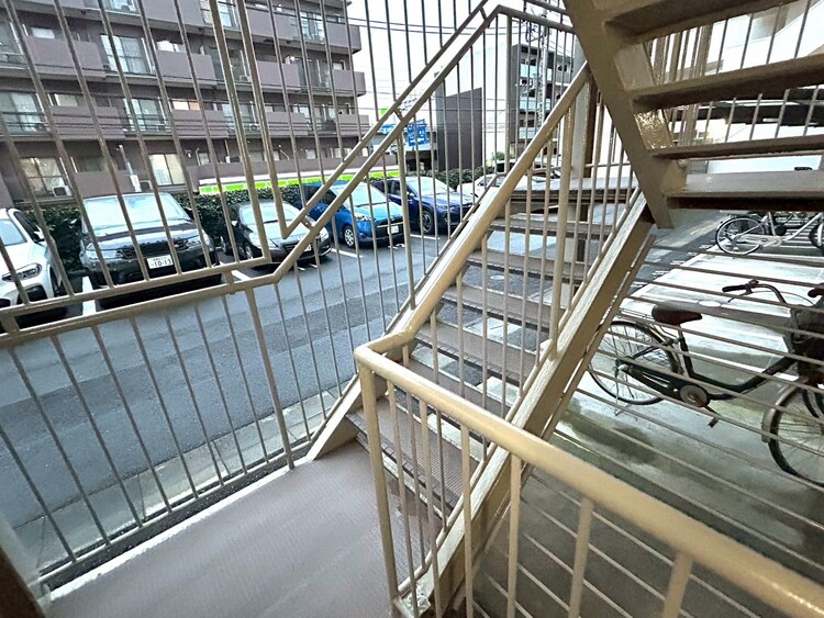 その他 共用部の階段です。明るく清潔に管理されています。