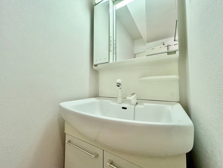 その他 清潔感を感じられる洗面化粧台。